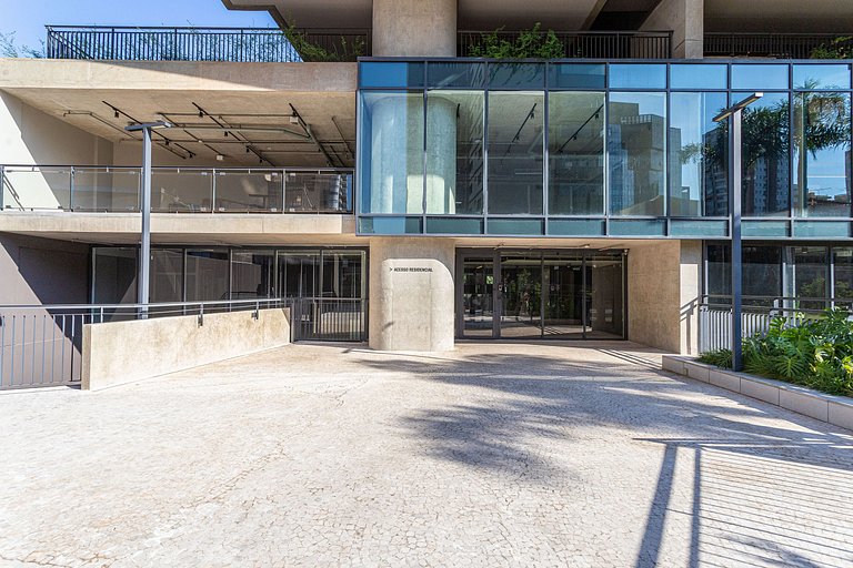 Apartamento amplo em prédio com piscina e academia