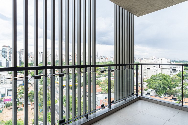 Apartamento amplo em prédio com piscina e academia