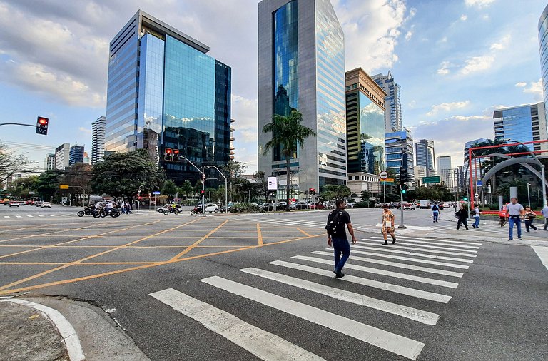 Apto espaçoso, varanda e vaga de garagem