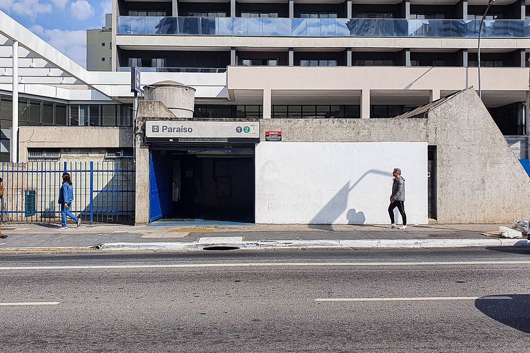 Prédio novo com piscina e academia próximo a metrô