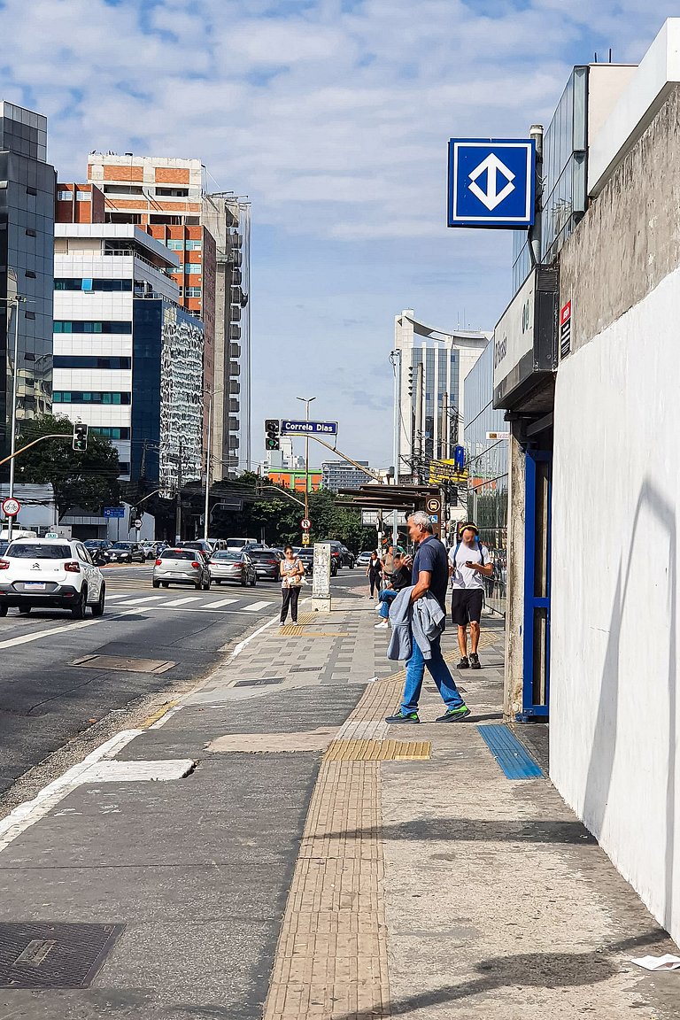 Prédio novo com piscina e academia próximo a metrô