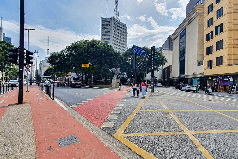 Prédio novo com piscina e academia próximo a metrô