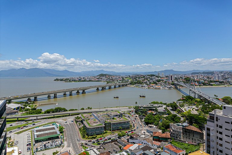 Predio perto a ponte Hercilio Luz com piscina no centro de F