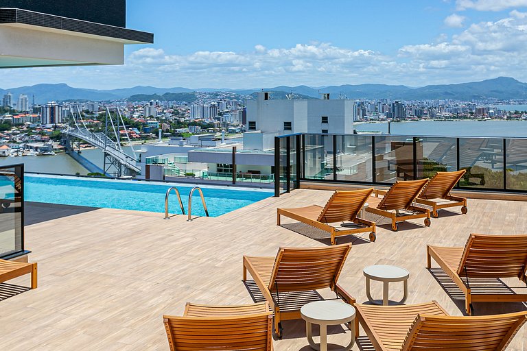 Predio perto a ponte Hercilio Luz com piscina no centro de F