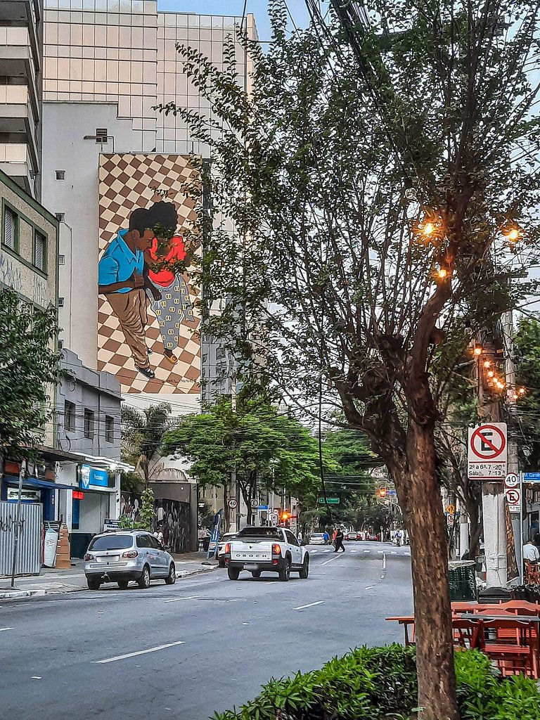 Studio amplo c sacada grande em predio com piscina