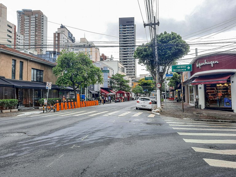 Studio amplo c sacada grande em predio com piscina